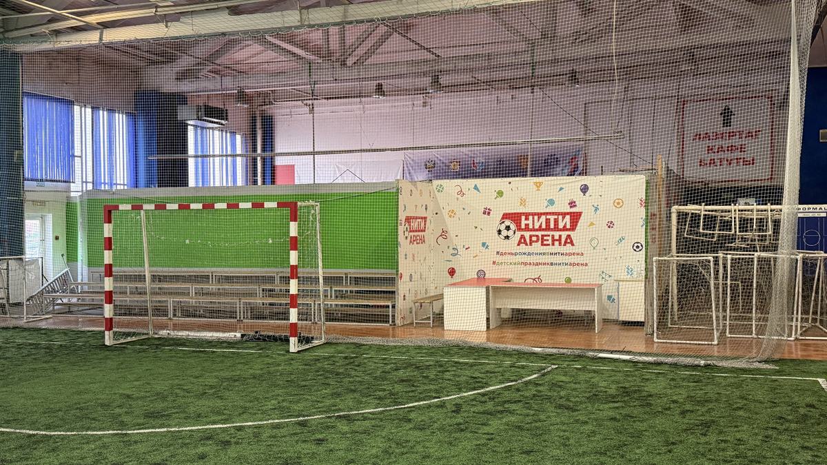 Зона со столами у поля в «Нити Арена»